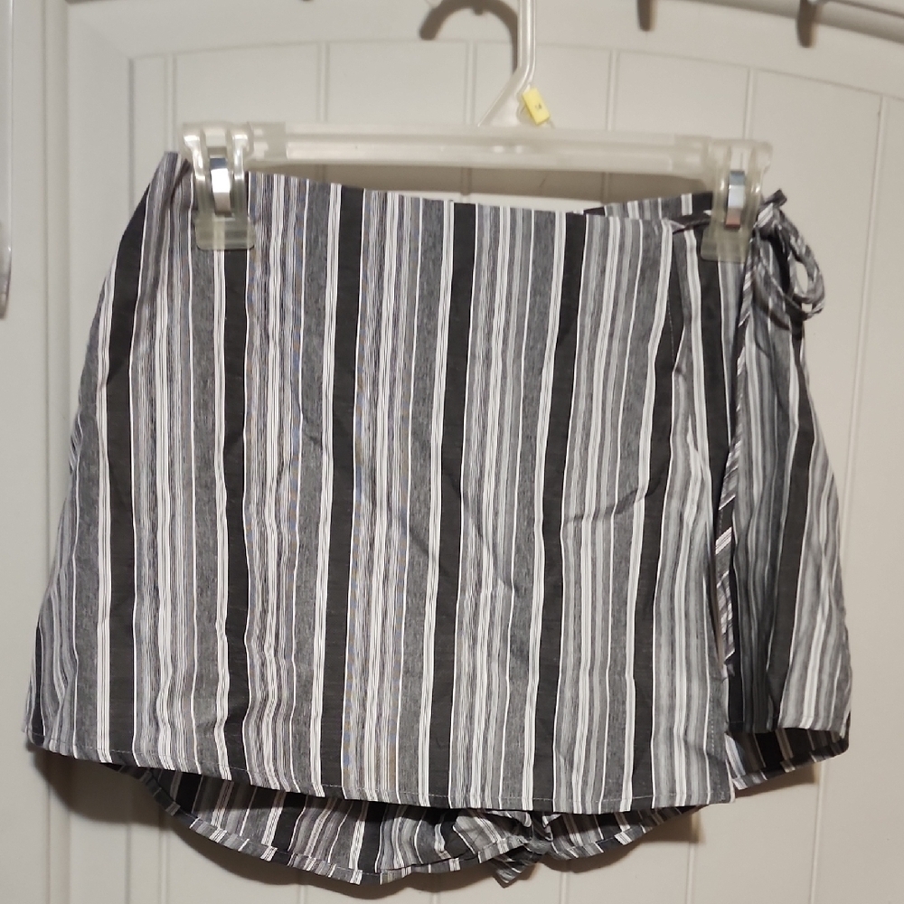 PacSun Black and White Striped Women's Skort